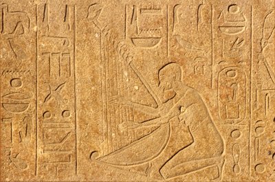 Antiguo Egipto, Pintura mural/talla, Arpista con la cabeza de Hatshepsut en lo alto del arpa, Templo de Karnak, Luxor de School Egyptian