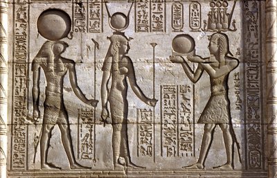 Antiguo Egipto, Pintura mural/talla, Horus e Isis reciben una ofrenda del faraón, Templo de Hathor, Dendera (foto) de School Egyptian