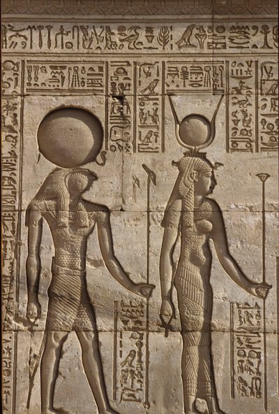 Antiguo Egipto, Pintura mural/talla, Horus e Isis reciben una ofrenda del faraón, Templo de Hathor, Dendera (foto) de School Egyptian
