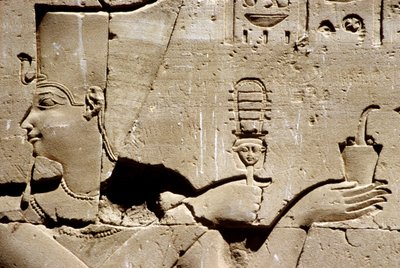 Antiguo Egipto, Pintura mural/talla, El faraón Ptolomeo agitando un systrum y ofreciendo incienso, Templo de Horus, Edfu (foto) de School Egyptian