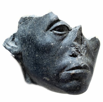 Arte egipcio antiguo: cabeza del rey Sesostris III. Fragmento de estatua. Escultura de granito negro, circa 1900 a.C. (XII dinastía, circa 1963-1786). París, Museo del Louvre de School Egyptian