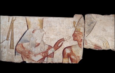Arte egipcio antiguo: El rey Ramsés II es presentado a las divinidades Horus, Amón y Hathor que le otorgan vida e insignias reales. Bajo relieve de piedra caliza del templo de Ramsés II en Abydos, alrededor de 1250 a.C. Dinastía XIX. Nuevo Imperio. París,  de School Egyptian