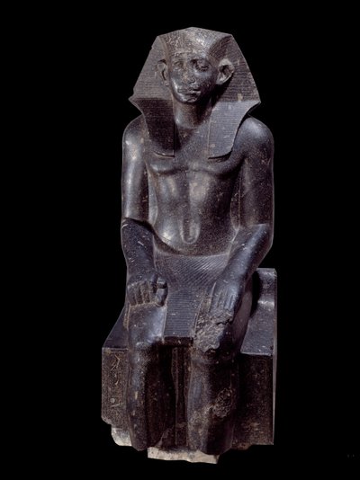 Arte egipcio antiguo: estatua del rey Sesostris III anciano. Escultura de diorita alrededor de 1870 a.C. (XII dinastía, circa 1963-1786). De Medamoud (Egipto). Altura: 1.200 m. París, Museo del Louvre de School Egyptian