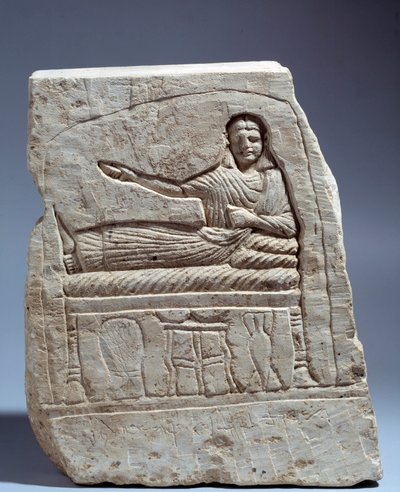 Arte egipcio antiguo: estela funeraria de piedra caliza en nombre de la señora Artemisa. (con banquete tardío) De Kom Abu-Billou, Egipto. Altura 24 cm. Período bajo (siglo III d.C.). París, Museo del Louvre de School Egyptian