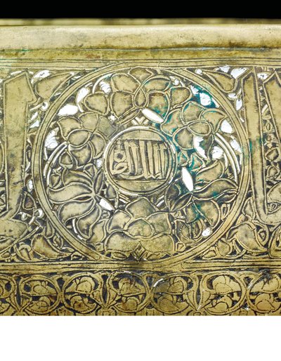 (detalle) de un cuenco mameluco, c.1351 (latón con incrustaciones de plata y oro) de School Egyptian