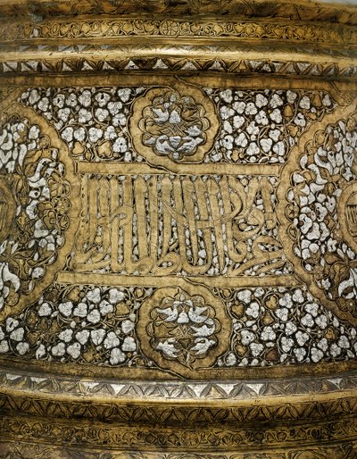 (detalle) de una base de candelabro mameluco en nombre del Sultán Shihab Al-Dunya Wa Al-Din Ahmad bin Al-Malik Al-Nasir Muhammad de School Egyptian