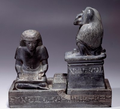 Antigüedades egipcias: el escriba Nebmertouf y el mono Thot, dios de la escritura y patrón de los escribas. Escultura de pizarra. Reinado de Amenofis III (1391-1353) de School Egyptian