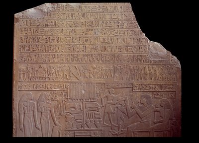 Antigüedades egipcias: estela funeraria cubierta con una inscripción en lenguaje codificado en forma de jeroglíficos. París, Museo del Louvre de School Egyptian