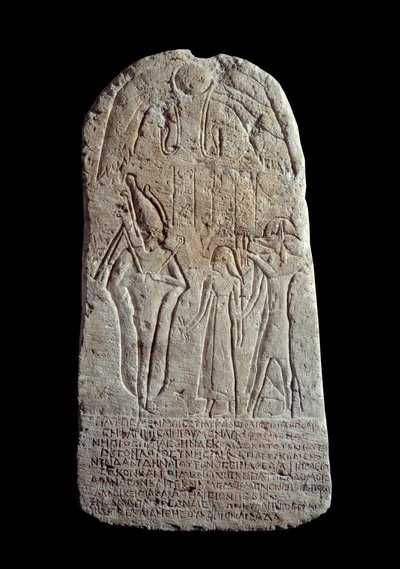 Antigüedad egipcia: estela funeraria de piedra caliza de un joven que murió a los dieciséis años. Siglo I o II d.C. Epitafio en griego. De Abydos. París, Museo del Louvre de School Egyptian