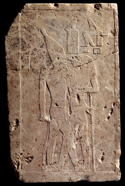 Antigüedad egipcia: relieve de piedra caliza que representa al rey Qahedjet (Kahedjet) abrazado por el dios Horus. Imperio Antiguo. Final de la 3ª dinastía. 2700-2620 a.C. París, Museo del Louvre de School Egyptian