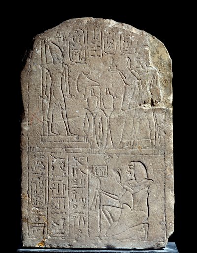 Antigüedad egipcia: estela de piedra caliza en nombre del rey Anya. El faraón Ramsés II ofrece incienso a su propia estatua divina colosal. Reino de Ramsés II (1279-1213 a.C.). Del serapeum de Saqqara. París, museo del Louvre de School Egyptian