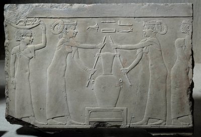 Antigüedad egipcia: bajo relieve de piedra caliza que representa a mujeres prensando flores de lirio para extraer la esencia llamada “extracción de lirinon” alrededor de 500-400 a.C. (¿era Saíta?) de School Egyptian