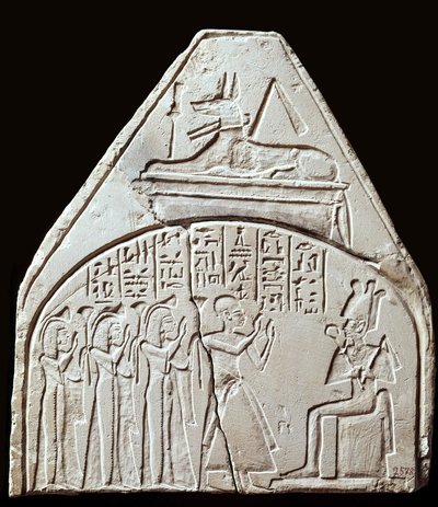 Antigüedades egipcias: fragmento de estela que representa la adoración del dios Osiris. Encima se representa a Anubis. París, Museo del Louvre de School Egyptian