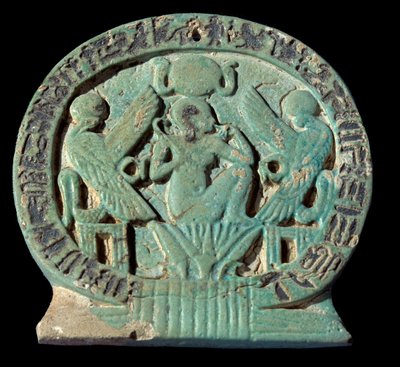 Antigüedad egipcia: talismán en fayenza que decora una escena mitológica: “en el nacimiento del mundo, el sol aparece como un niño” Representación de Osorkon (alrededor de 800 a.C.) período intermedio. París, Museo del Louvre de School Egyptian