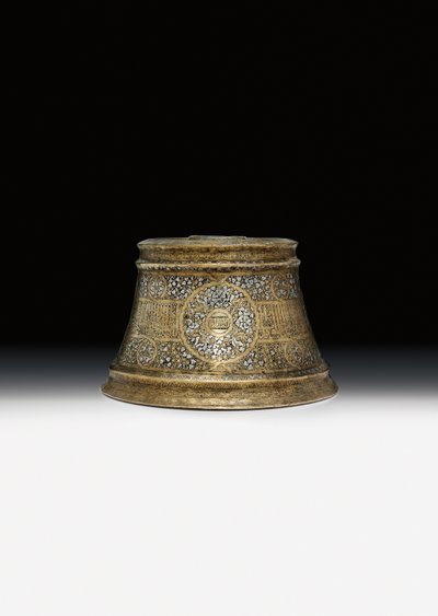 Base de candelabro mameluco en nombre del Sultán Shihab Al-Dunya Wa Al-Din Ahmad bin Al-Malik Al-Nasir Muhammad de School Egyptian