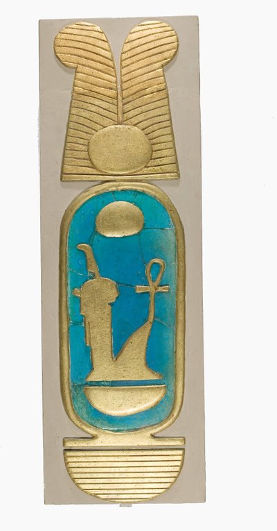 Reconstrucción de un Cartucho de Amenhotep III de Malqata, c.1390-1353 a.C. (faience, yeso moderno y pintura dorada) de School Egyptian