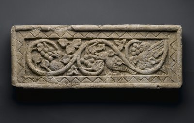 Relieve de un pergamino vegetal que encierra pájaros y uvas, de Behnesa, siglo V-VI (piedra caliza) de School Egyptian