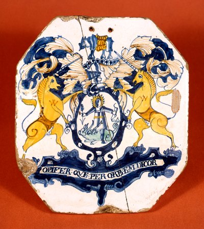 Azulejo de boticario mostrando el escudo de armas y el lema de la Worshipful Society of Apothecaries of London (cerámica) de School English