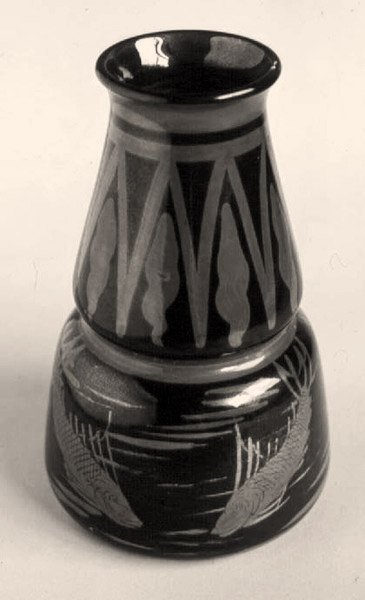 Jarrón de loza Burmantofts, decorado con lustre de cobre y esmalte iridiscente de School English