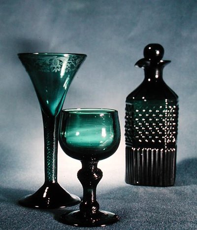 De izquierda a derecha: Copa de vino decorada, vaso redondo y decantador, finales del siglo XVIII-principios del XIX de School English