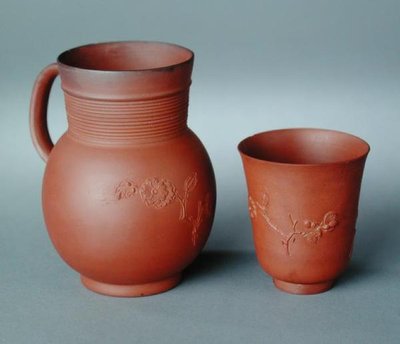 Taza y Vaso, loza roja, decoración en relieve, obras de Elers de School English