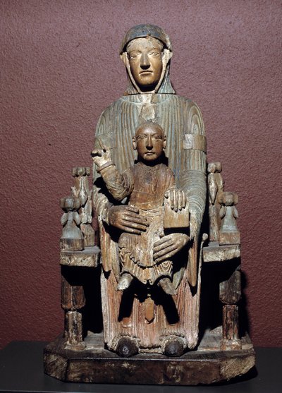 Arte de Francia: Virgen en majestad tallada en roble (Auvernia), Edad Media. Riom, Museo Francisque Mandet de School French