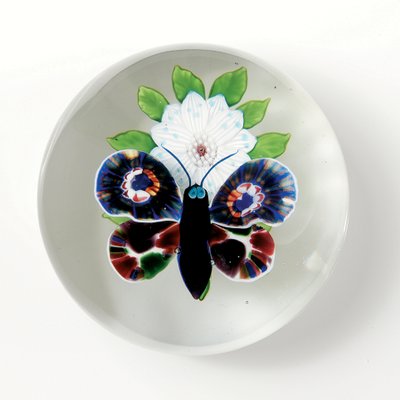 Peso de mariposa y flor de Baccarat, el insecto con cuerpo púrpura profundo, ojos azul grisáceo pálido y antenas de School French
