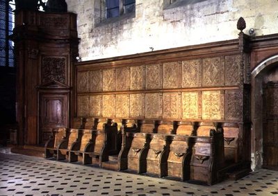 Sillería del coro del siglo XIV, con paneles del siglo XVI de School French