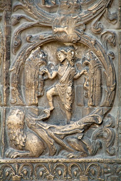 Arte gótico: Piedroit del portal derecho de la fachada occidental de la Basílica de Saint Denis representando el trabajo de los campos: Enero. Saint-Denis, Francia de School French