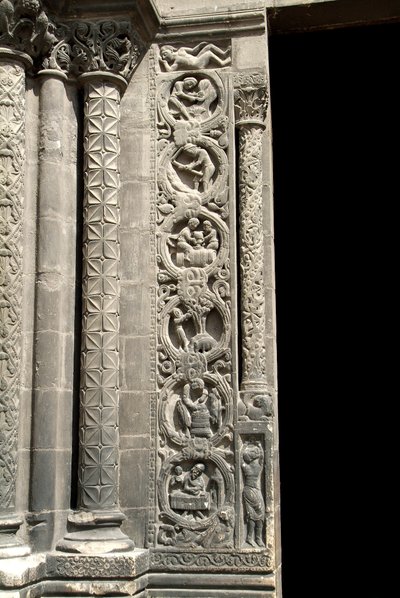 Arte Gótico: Pórtico derecho de la fachada occidental de la Basílica de Saint Denis representando el trabajo de los campos (izquierda). Saint-Denis, Francia de School French