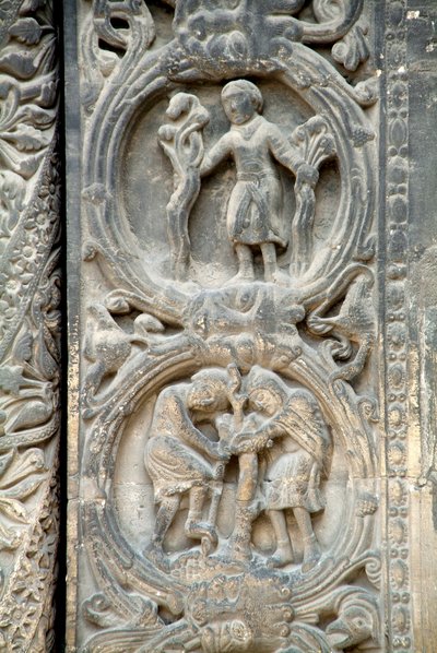Arte gótico: Jamba del portal derecho de la fachada occidental de la Basílica de Saint Denis representando el trabajo de los campos: abril (arriba) y marzo (abajo). Saint-Denis, Francia de School French