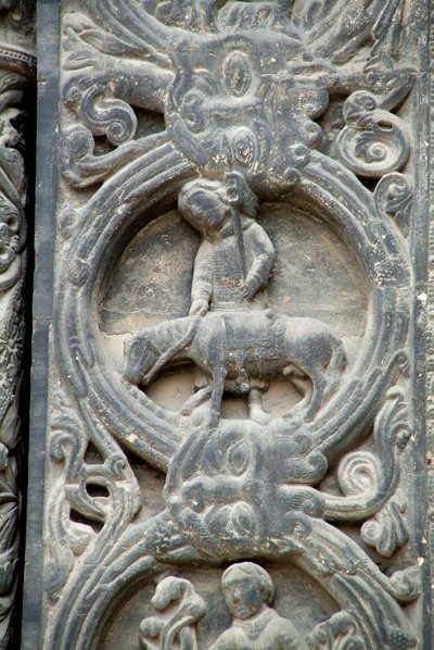 Arte Gótico: Pórtico derecho de la fachada occidental de la Basílica de Saint Denis representando el trabajo de los campos: Mayo. Saint-Denis, Francia de School French