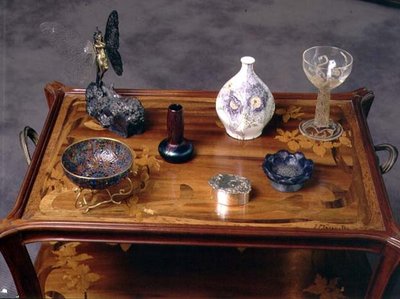 Jarrón de vidrio iridiscente de Loetz, un lazo de pâte-de-verre de Argy Rousseau y un vaso con decoración moldeada y grabada de Lalique de School French