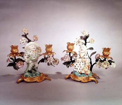 Par de figuras de Mennecy montadas en ormolu de un enano y un magot de School French