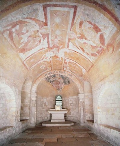 La cripta, de la iglesia anterior de 1030, con frescos de Cristo en un caballo blanco rodeado de ángeles, del siglo XII de School French