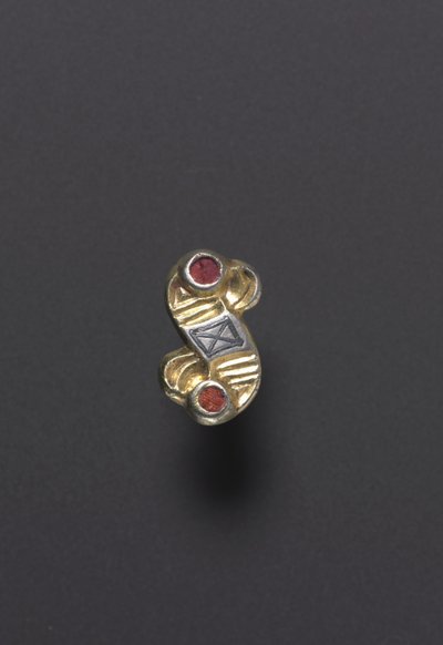 Fíbula de águila, Alamánica, siglo VI (plata dorada con granates y nielado) de School German