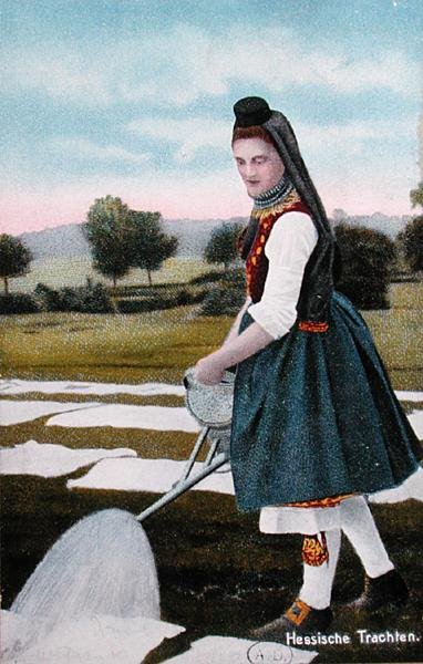 Postal que representa a una criada de Hesse en Alemania lavando ropa, c.1914 (litografía a color) de School German