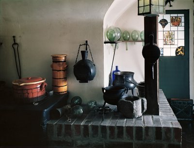 Reconstrucción de una farmacia con muebles y objetos del siglo XVIII, detalle del laboratorio de School German