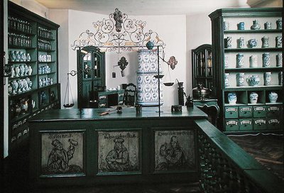 Reconstrucción de una farmacia con muebles del siglo XVIII y objetos del siglo XII-XVIII de School German