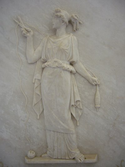 Bajorrelieve de Atropos cortando el hilo de la vida de School Greek