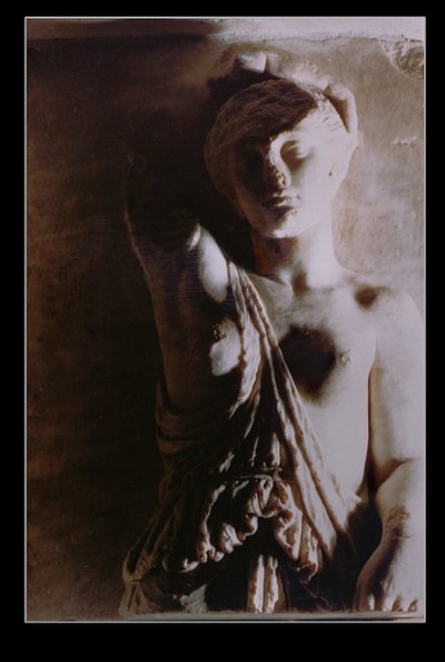 Figura de una Amazona, relieve del altar de Artemisa, Templo de Artemisa en Éfeso, 450-300 a.C. (mármol) de School Greek