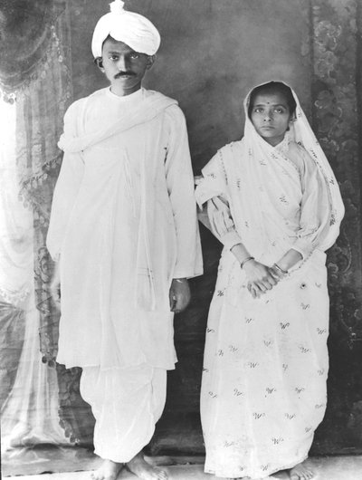 Kasturba (1869-1944) y Mahatma Gandhi (1869-1948) (fotografía en blanco y negro) de School Indian