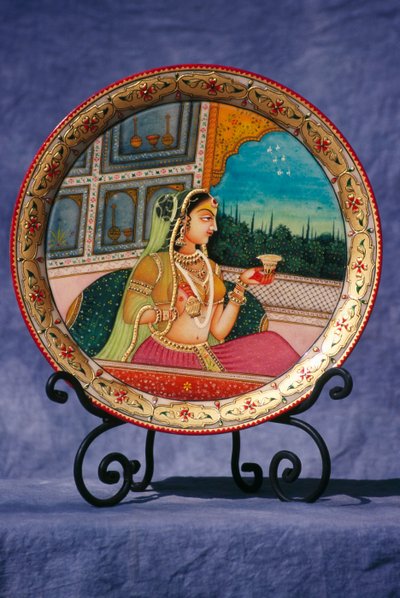 Pintura en miniatura sobre marfil, Dama disfrutando de la bebida de School Indian