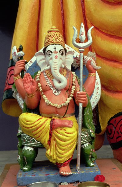 Estatua de Ganesh, el dios elefante, entronizado de School Indian