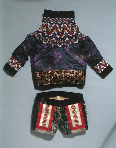 Chaqueta y pantalones cortos de mujer, de Groenlandia de School Inuit