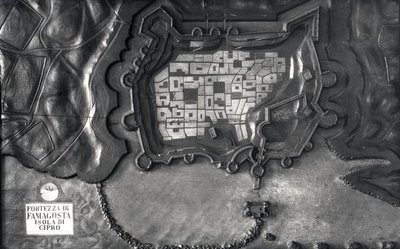 Un mapa en relieve de la Fortaleza de Famagosta en la Isla de Chipre en el siglo XVII de School Italian