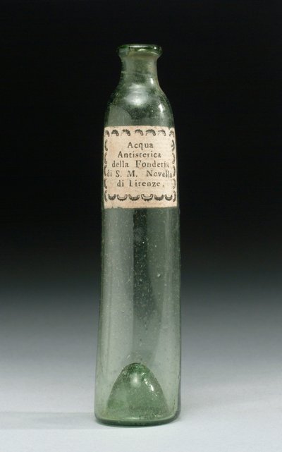 Botella que contenía agua anti-histeria, de la Fonderia di Sua Altezza Reale, Officina Profumo, Farmaceutica di Santa Maria Novella, Florencia, c.1850-1920 de School Italian