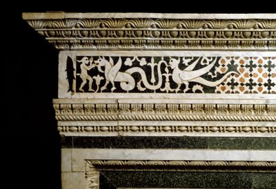 Detalle de las decoraciones que rodean la trandola de mármol de School Italian