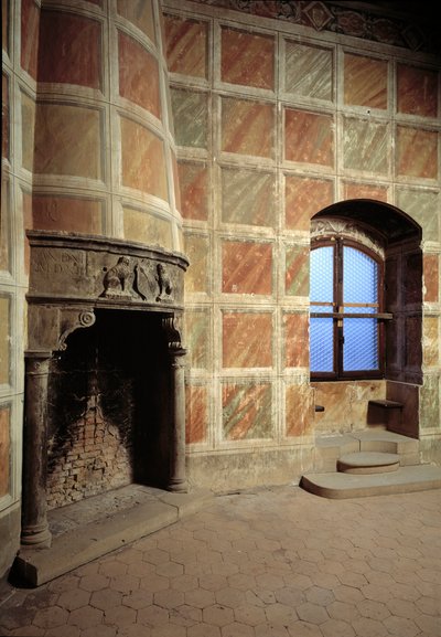 Pequeña sala de esquina con chimenea de School Italian
