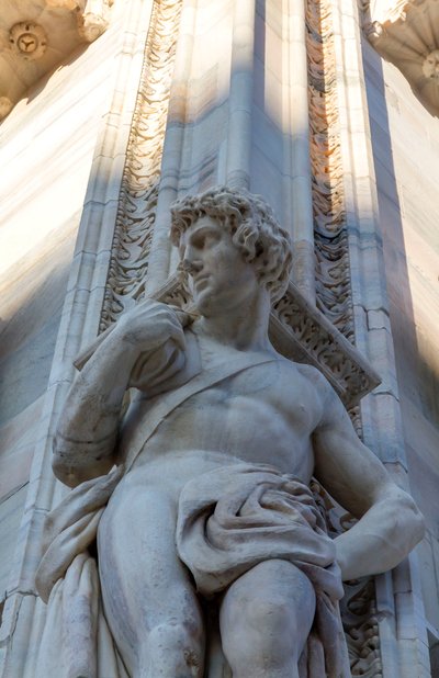 Telamón de la fachada de la catedral de Milán, Lombardía, Italia, (detalle) de School Italian